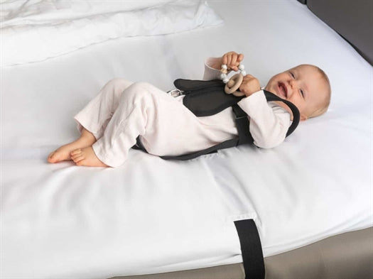 Tatti sovevest til voksensengen - Samsovningsvest for det aktive barn i søvnen - Sort