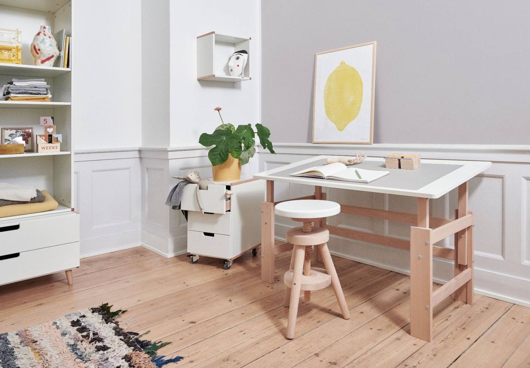 Justerbart skrivebord med stel i bøgetræ 115 cm