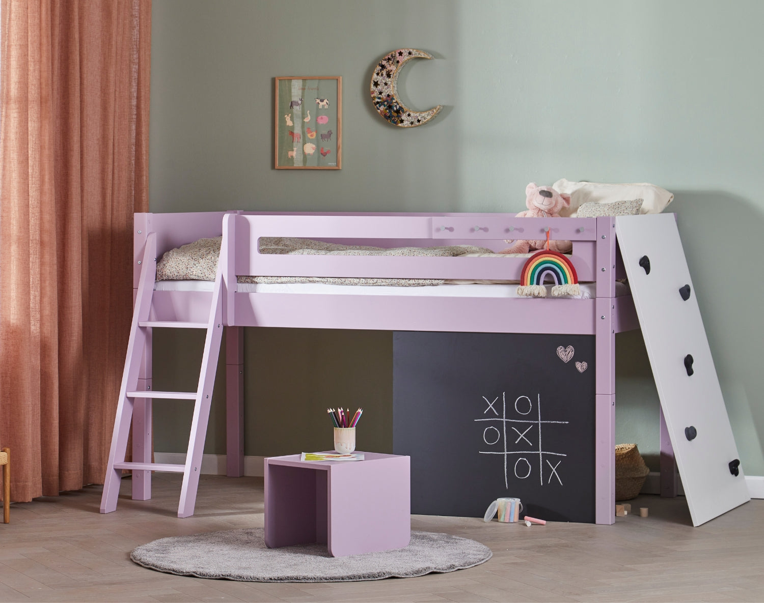 Vilde Halvhøj seng med design sengehest og klatrevæg - 160 cm