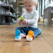 🌈 Vippe figur – 3 forskellige farver - leg, lyd og sanser i ét 👶✨Fat Brain