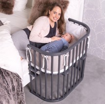 Bedside Crib Original, Grå Mørk med mor og baby  - Babybay